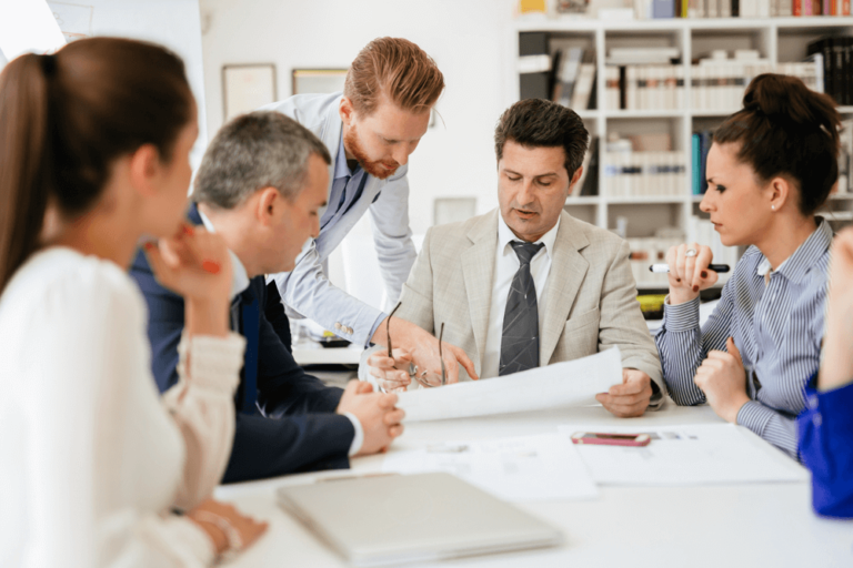 Kantoor overleg grijze stropdas personeel